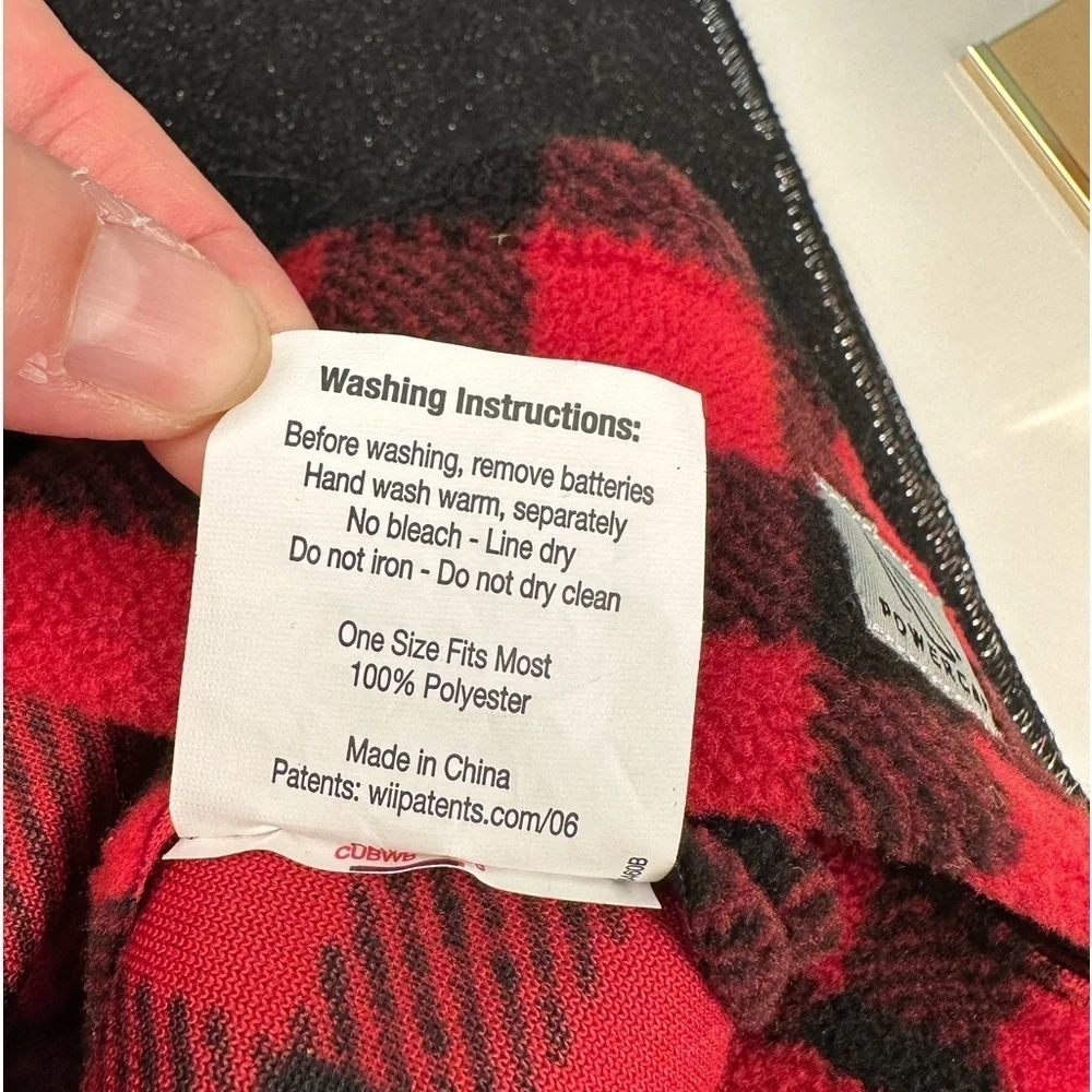 Hat & scarf set, hat has lights, excellent condition